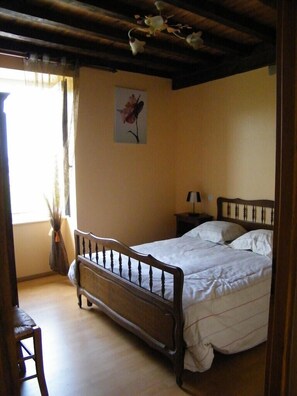 4 quartos, escrivaninha, ferros/tábuas de passar roupa, berço de viagem