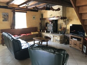 TV connectée, cheminée, baby-foot, table de tennis de table