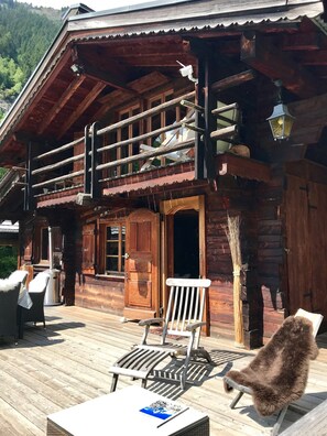 Terrace/patio - Chalet Alba Cozy-Authentique, 8 people. Mont Blanc view, 2 min Grands Montets (Chamonix-Mont-Blanc)