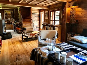 TV, fireplace, video games, DVD player - Chalet Alba Cozy-Authentique, 8 people. Mont Blanc view, 2 min Grands Montets (Chamonix-Mont-Blanc)