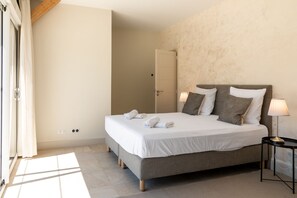 6 slaapkamers, een bureau, een strijkplank/strijkijzer, reisbedje