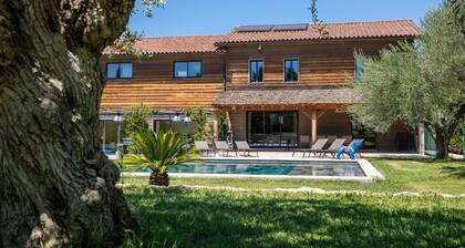 Freistehendes Haus in ST REMY für 8 Personen mit großem Pool in DEBOR