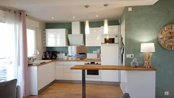 Een koelkast, een microgolfoven, een oven, een kookplaat