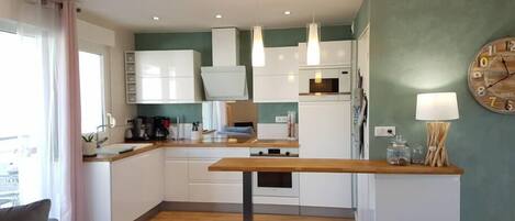 Réfrigérateur, micro-ondes, four, plaque de cuisson