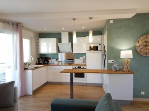 Réfrigérateur, micro-ondes, four, plaque de cuisson