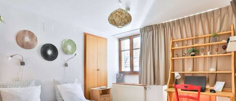 Bureau, fer et planche à repasser, Wi-Fi, draps fournis