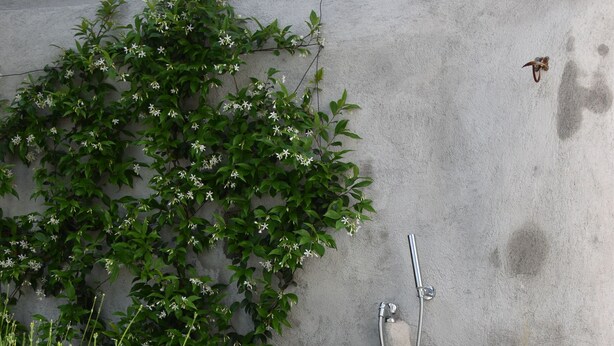 A concrete wall with a showerhead and a tiled floor. - The Orange Terrace (Antibes)