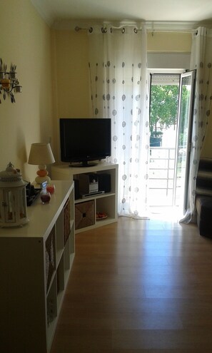 Een televisie en een stereo