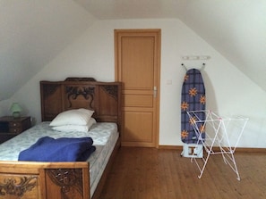 2 Schlafzimmer, Bügeleisen/Bügelbrett
