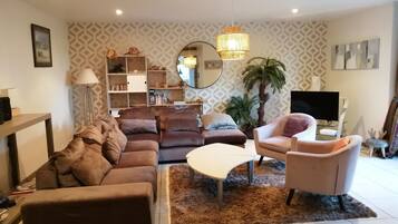 Télévision, jeux vidéo, lecteur de DVD, table de tennis de table