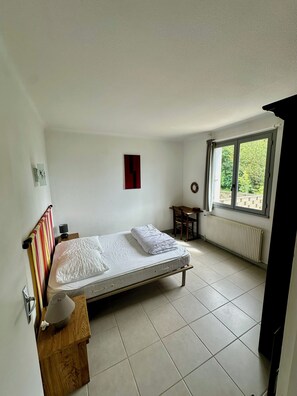 3 bedrooms, iron/ironing board, travel cot