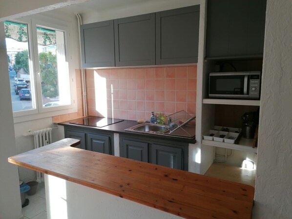 Frigorífico, microondas, placa de cocina y cafetera o tetera