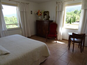 1 bedroom, free WiFi - Cante Grillet in LACOSTE (84) in PROVENCE Quiet countryside Chambre FANNY (LACOSTE)
