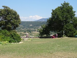 Property grounds - Cante Grillet in LACOSTE (84) in PROVENCE Quiet countryside Chambre FANNY (LACOSTE)