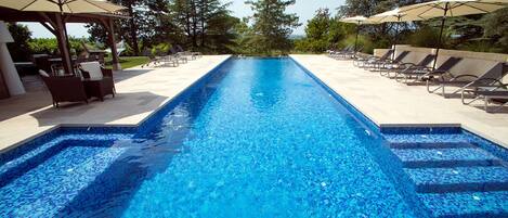 Alberca al aire libre y alberca climatizada