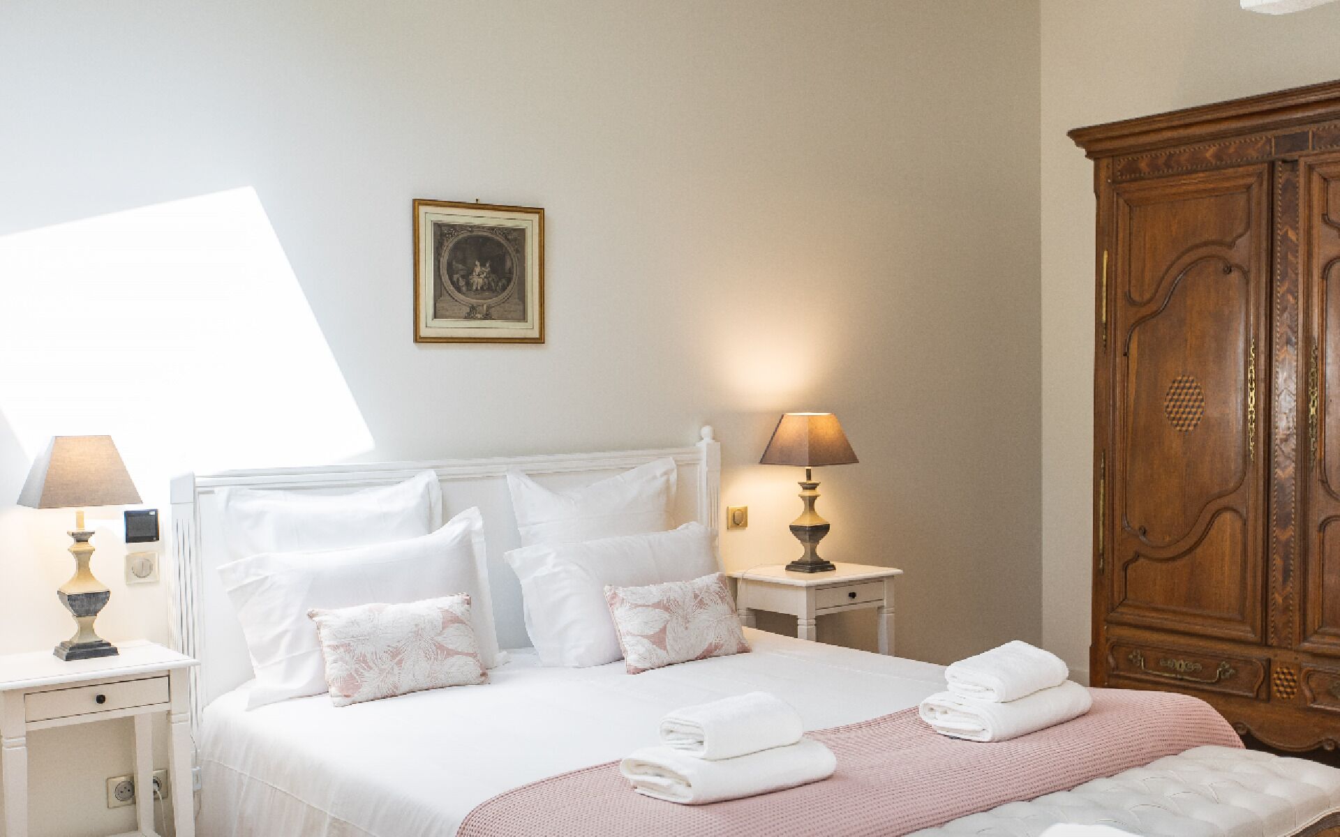 1 slaapkamer, een kluis op de kamer, een bureau