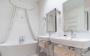 Bathtub, eco-friendly toiletries, hair dryer, towels - Suite Séquoia, Château Gassies, charm 15 minutes from Bordeaux, up to 3 guests (LATRESNE)