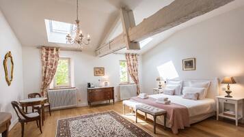 1 slaapkamer, een kluis op de kamer, een bureau