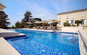 Outdoor pool, a heated pool - Suite Séquoia, Château Gassies, charm 15 minutes from Bordeaux, up to 3 guests (LATRESNE)