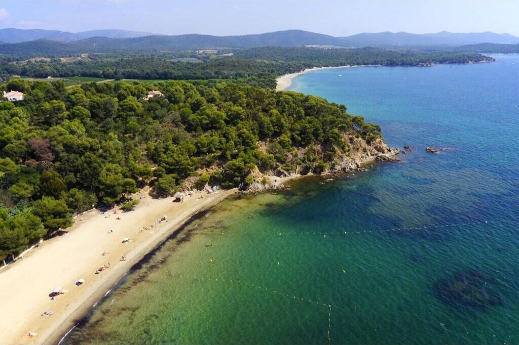 Nära stranden, solstolar och strandhanddukar