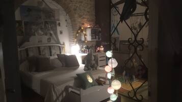 6 slaapkamers, een bureau, een strijkplank/strijkijzer, wifi