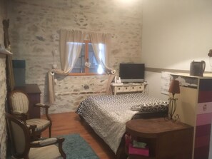 6 habitaciones, escritorio, tabla de planchar con plancha y wifi 