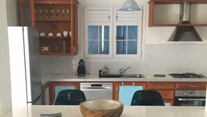 Coffee/tea maker, fridge, microwave, oven -  Villa F4 standing  (Le Diamant)