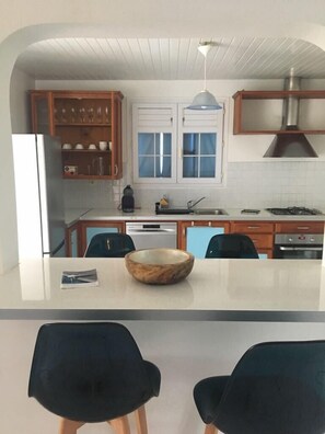 Wasserkocher mit Kaffee-/Teezubehör, Kühlschrank, Mikrowelle, Ofen