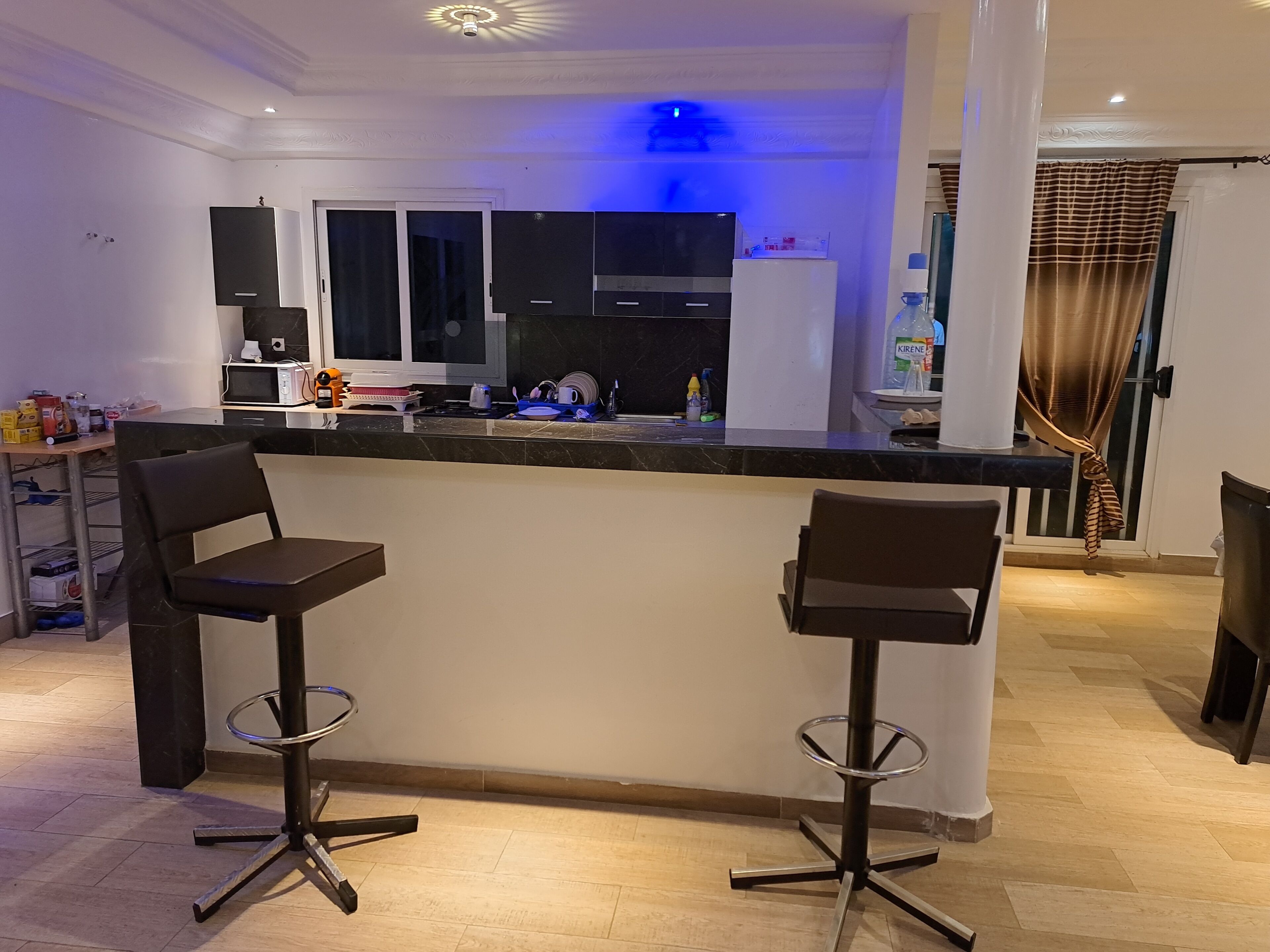 Køleskab, mikrobølgeovn, ovn, kaffe-/temaskine