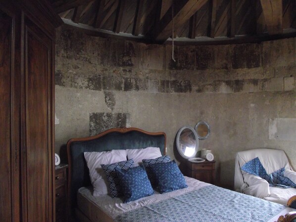 1 bedroom, bed sheets - Charming old windmill (Saint-Christophe-sur-Roc)