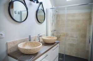 Shower, hair dryer, towels, toilet paper - Charlotte's houses (Glanville)
