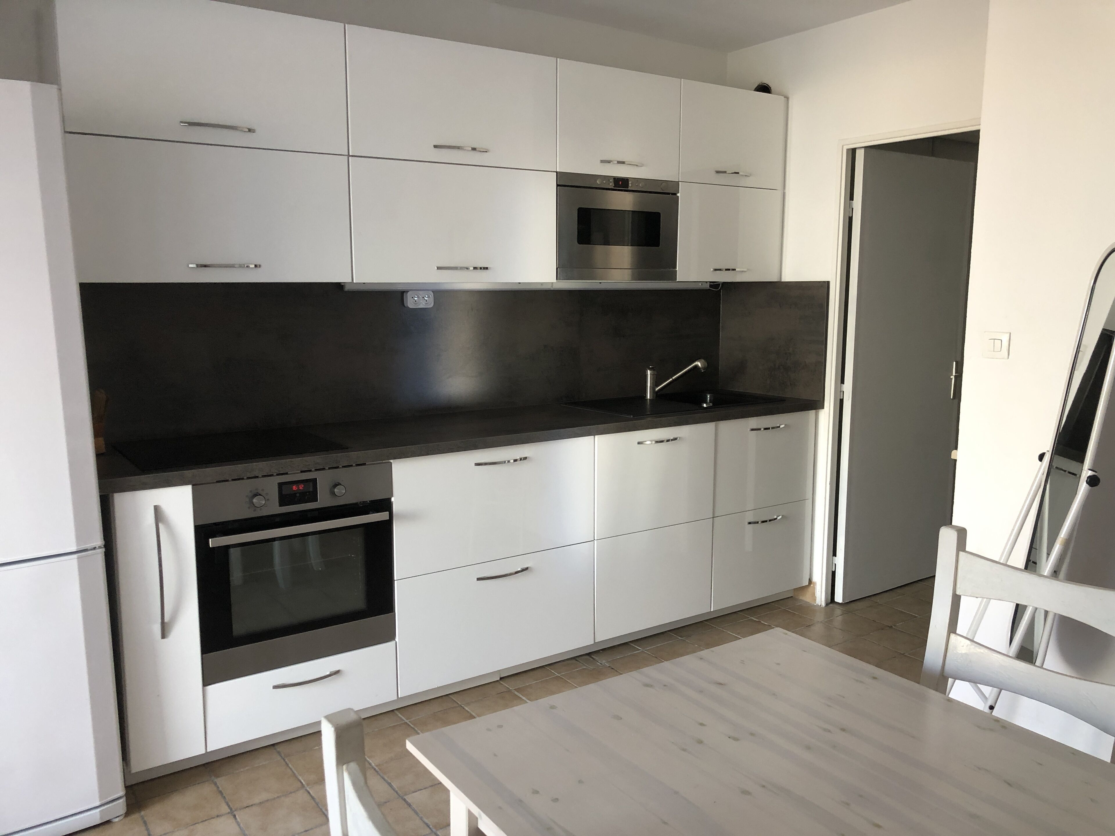 LA CIOTAT, T2 furnished, private PARKING, close to the beach (50 meters) and shops