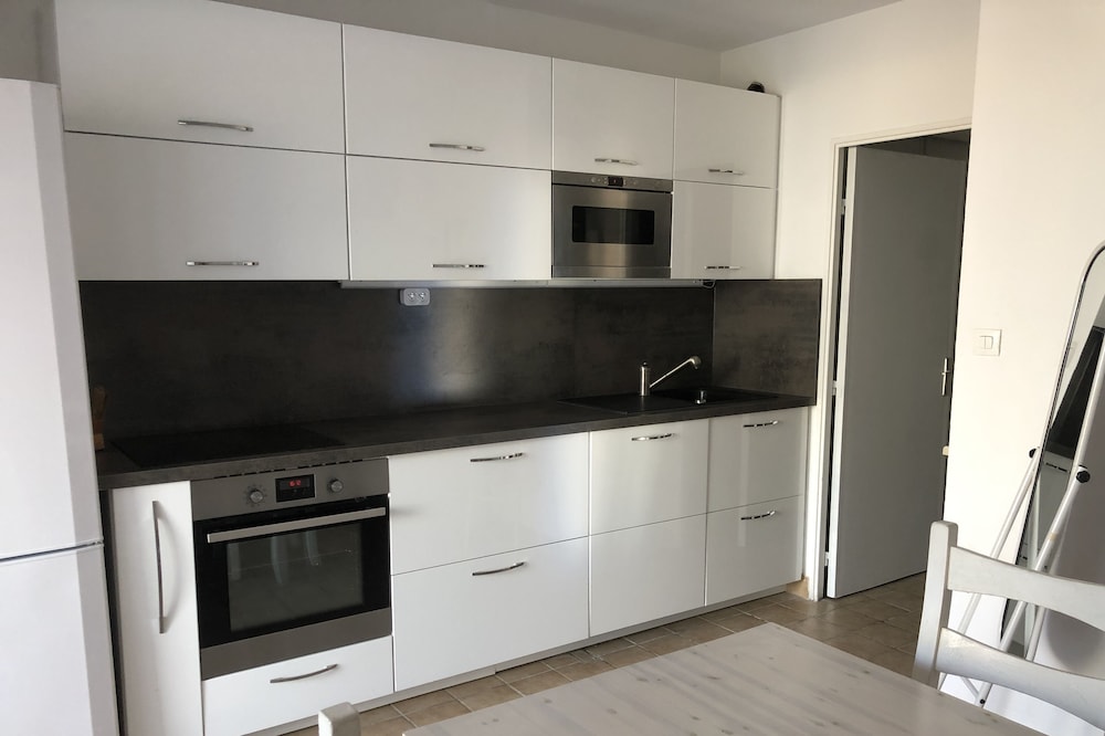 LA CIOTAT, T2 furnished, private PARKING, close to the beach (50 meters) and shops