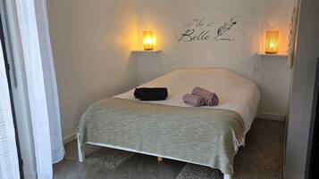 1 slaapkamer, een strijkplank/strijkijzer, beddengoed