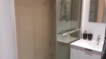Dusche, Haartrockner, Handtücher, Seife