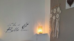 1 غرفة نوم ومكواة/لوح كي وملاءات أسرّة