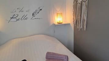 1 habitación, tabla de planchar con plancha y ropa de cama