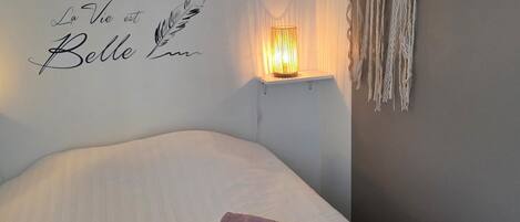 1 chambre, fer et planche à repasser, draps fournis