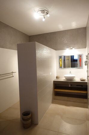 Een douche, handdoeken