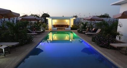 Encantadora villa de 5 dormitorios, 4 baños con piscina y magnífico jardín tropical.