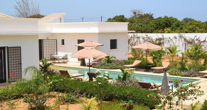 Charming villa with 5 bedrooms, 4 bathrooms with swimming pool and magnificent tropical garden.