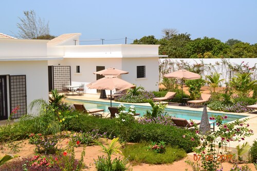 Charmante Villa mit 5 Schlafzimmern, 4 Bädern mit Pool und herrlichem tropischen Garten.