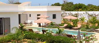 Charming villa with 5 bedrooms, 4 bathrooms with swimming pool and magnificent tropical garden.