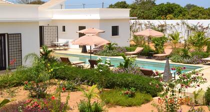 Charmante Villa mit 5 Schlafzimmern, 4 Bädern mit Pool und herrlichem tropischen Garten.