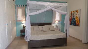 5 bedrooms, iron/ironing board, Internet, bed sheets