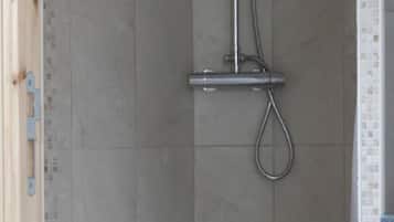 Douche, sĂšche-cheveux, savon, shampoing