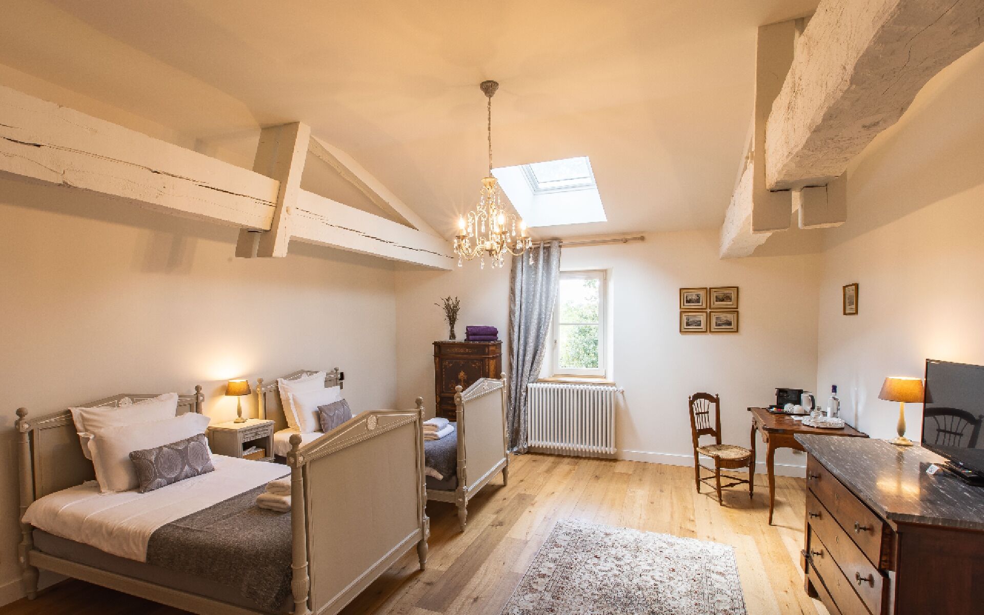 1 chambre, coffre-fort, fer et planche à repasser, lit de bébé portatif