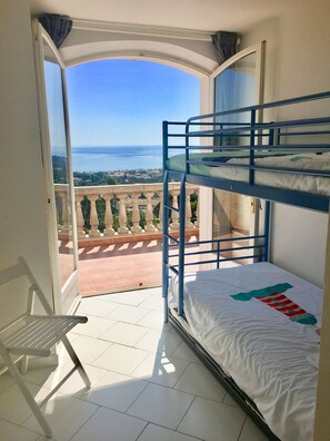 4 makuuhuonetta, tallelokero huoneessa, silitysrauta/-lauta