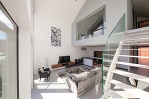 Smart TV, DVD player, books, stereo