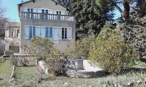 LARGE COUNTRY HOUSE in the South Luberon